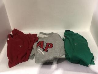 Lot 709  
            Chesterfield SR45 - Parcel Delivery Only 

                
3 X ASSORTED CLOTHING ITEMS TO INCLUDE GREY GAP LONDON HOODIE SIZE 8(LOCATION: J7)