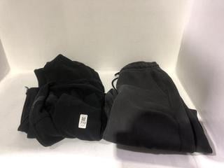 Lot 713  
            Chesterfield SR45 - Parcel Delivery Only 

                
2 X NIKE CLOTHING ITEMS TO INCLUDE NIKE BLACK MEDIUM HOODIE (LOCATION: J7)