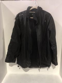 Lot 720  
            Chesterfield SR45 - Parcel Delivery Only 

                
BLACK DUNLOP GOLF LARGE COAT (LOCATION: J7)