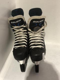 Lot 723  
            Chesterfield SR45 - Parcel Delivery Only 

                
BAUER X-LP ICE HOCKEY SKATES ORIGINAL RRP-£!00 ONESIZE (LOCATION: J7)