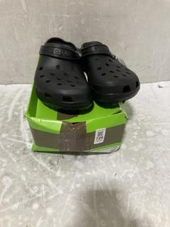 Lot 729  
            Chesterfield SR45 - Parcel Delivery Only 

                
2 X CROCS FOOTWEAR TO INCLUDE CROCS BLACK MIAMI STUDDED THONG FLIPFLOPS (LOCATION...