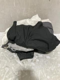 Lot 737  
            Chesterfield SR45 - Parcel Delivery Only 

                
3 XASSORTED JACKETS/COATS TO INCLUDE BLACK/WHITE NIKE COAT UK MEDIUM (LOCATION: J8)