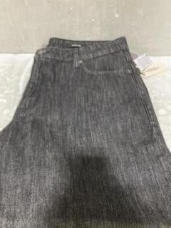 Lot 738  
            Chesterfield SR45 - Parcel Delivery Only 

                
GUESS JEANS G18 REGULAR FT 38W L32 (LOCATION: J8)