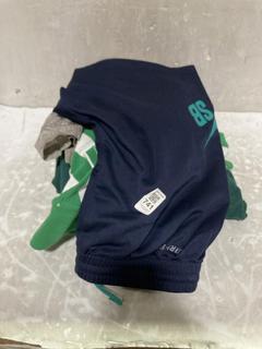 Lot 741  
            Chesterfield SR45 - Parcel Delivery Only 

                
4 X ASSORTED CLOTHING ITEMS TO INCLUDE POLO RALPH LAUREN CUSTOM FIT POLO SHIRT ME...