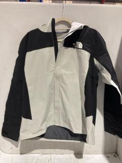 Lot 749  
            Chesterfield SR45 - Parcel Delivery Only 

                
BLACK/WHITE THE NORTH FACE LARGE COAT (LOCATION: J8)