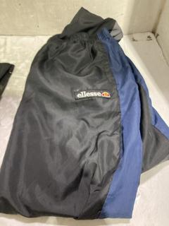 Lot 750  
            Chesterfield SR45 - Parcel Delivery Only 

                
7 X ASSORTED CLOTHING ITEMS TO INCLUDE BLUE/WHITE ADIDAS SHORTS UK YXL (LOCATION:...