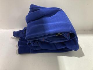 Lot 776  
            Chesterfield SR45 - Parcel Delivery Only 

                
BLUE HOODRICH TRACKSUIT TOP AND BOTTOMS- MEDIUM HOODIED TOP AND SMALL TRACKSUIT B...
