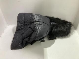 Lot 785  
            Chesterfield SR45 - Parcel Delivery Only 

                
BARBOUR INTERNATIONAL BLACK COAT WIT BELT UK SIZE 12 (LOCATION: J10)