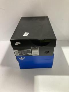 Lot 786  
            Chesterfield SR45 - Parcel Delivery Only 

                
2 X ASSORTED FOOTWEAR TO INCLUDE GREEN/WHITE NIKE WMENS NIKE FIELD TRAINERS UK SI...