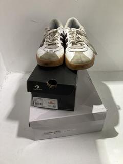 Lot 788  
            Chesterfield SR45 - Parcel Delivery Only 

                
3 X ASSORTED FOOTWEAR TO INCLUDE CONVERSE UK SIZE 11.5 ORANGE/WHITE SNEAKERS (LOC...