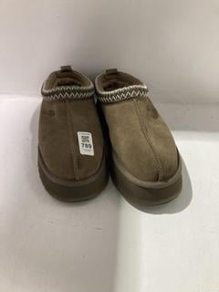 Lot 789  
            Chesterfield SR45 - Parcel Delivery Only 

                
UGG UK SIZE 6 TAZZ SLIPPERS (LOCATION: J10)
