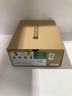 Lot 790  
            Chesterfield SR45 - Parcel Delivery Only 

                
WILDERNESS KIDS WATERPROOF DARK KHAKI UK SIZE 5 SHOES (LOCATION: J10)