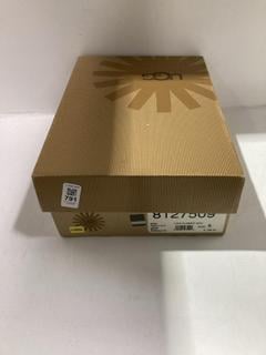 Lot 791  
            Chesterfield SR45 - Parcel Delivery Only 

                
UGG CLASSIC BROWN LADIES UK SIZE 6 (LOCATION: J10)