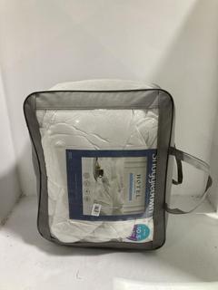 Lot 795  
            Chesterfield SR45 - Parcel Delivery Only 

                
SNUGGLEDOWN HOTEL COLLECTION LUXURIOUSLY SOFT & COSY DUVET (LOCATION: J10)