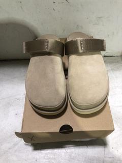 Lot 808  
            Chesterfield SR45 - Parcel Delivery Only 

                
UGG W GOLDENSTAR CLOG UK SIZE 5 (LOCATION: I1)