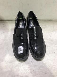 Lot 813  
            Chesterfield SR45 - Parcel Delivery Only 

                
REPRESENT APEX SNEAKERS IN BLACK/WHITE VINTAGE UK SIZE 9 (LOCATION: I1)