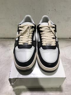 Lot 814  
            Chesterfield SR45 - Parcel Delivery Only 

                
GUESS BLACK SHOES UK SIZE 7.5 (LOCATION: I1)