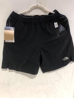 Lot 818  
            Chesterfield SR45 - Parcel Delivery Only 

                
SMALL GREY THE NORTH FACE T-SHIRT & BLACK M 2/7 IN SHORTS IN BLACK SMALL REGULAR ...