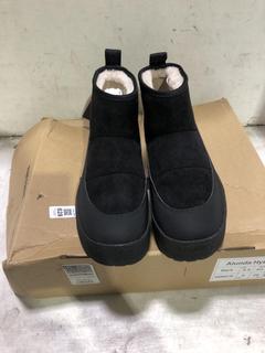 Lot 828  
            Chesterfield SR45 - Parcel Delivery Only 

                
TRETORN ALUNDA HYBRID BLACK UK SIZE 5 SHOES (LOCATION: I1)