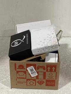 Lot 852  
            Chesterfield SR45 - Parcel Delivery Only 

                
A BOX OF ASSORTED JEWELLERY TO INCLUDE PANDORA GOLD RING (LOCATION: I2)