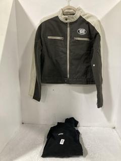 Lot 860  
            Chesterfield SR45 - Parcel Delivery Only 

                
2 X ASSORTED CLOTHING ITEMS TO INCLUDE BLACK VANS LARGE JUMPER (LOCATION: I2)