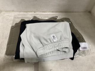 Lot 877  
            Chesterfield SR45 - Parcel Delivery Only 

                
3 X ASSORTED CLOTHING ITEMS TO INCLUDE NIKE PART OF YOUR DAILY ROUTINE LARGE T-SH...