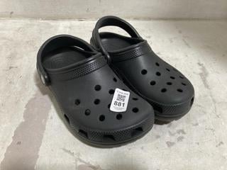 Lot 881  
            Chesterfield SR45 - Parcel Delivery Only 

                
CHILDRENS CROCS UK SIZE 4 JUNIOR (LOCATION: I3)