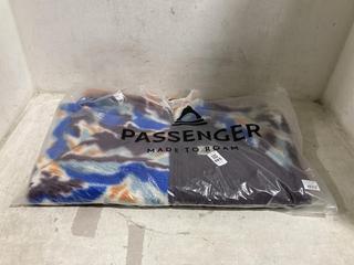 Lot 885  
            Chesterfield SR45 - Parcel Delivery Only 

                
PASSANGER HOME 1/2 ZIP RECYCLED SHERPA FLEECE UK SIZE SMALL (LOCATION: I3)