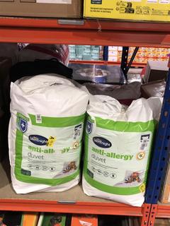 Lot 955  
            Chesterfield SR45 - Parcel Delivery Only 

                
4 X ASSORTED BEDDING ITEMS TO INCLUDE SILENTNIGHT ANTI-ALLERGY DOUBLE DUVET (LOCA...