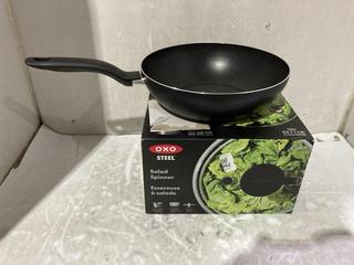 Lot 992  
            Chesterfield SR45 - Parcel Delivery Only 

                
2 X ASSORTED COOKWARE ITEMS TO INCLUDE OXO STEEL SALAD SPINNER (LOCATION: I7)