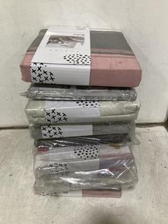 Lot 1010  
            Chesterfield SR44 - Parcel Delivery Only 

                
QTY OF ASSORTED BEDDING/CURTAINS TO INCLUDE FUSION BETLEY GREY SUPER KING SIZE BE...
