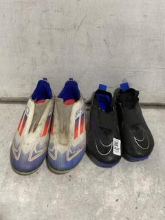 Lot 1027  
            Chesterfield SR44 - Parcel Delivery Only 

                
NIKE AIR ZOOM FOOTBALL BOOTS IN BLACK/BLUE UK SIZE 1 TO INCLUDE ADIDAS FSO FOOTBA...