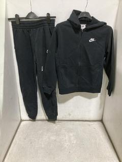 Lot 1030  
            Chesterfield SR44 - Parcel Delivery Only 

                
NIKE CLASSIC LOGO STANDARD FIT TRACKSUIT IN BLACK UK SIZE KIDS LARGE (LOCATION: I1)