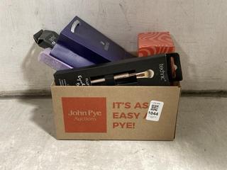 Lot 1044  
            Chesterfield SR44 - Parcel Delivery Only 

                
BOX OF ASSORTED BEAUTY ITEMS TO INCLUDE JULYSTAR MAGIC COLOUR SHINER (LOCATION: I2)