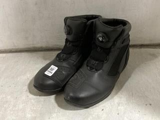 Lot 1054  
            Chesterfield SR44 - Parcel Delivery Only 

                
AGRIUS MOTORCYCLE BOOTS IN BLACK SIZE 12 UK (LOCATION: I2)