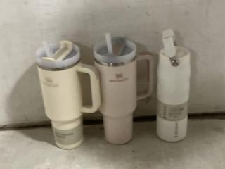 Lot 1059  
            Chesterfield SR44 - Parcel Delivery Only 

                
3 X ASSORTED TYSNALEY FLASKS TO INCLUDE STANLEY QUENCHER H20 TUMBLER IN CREAM (LO...