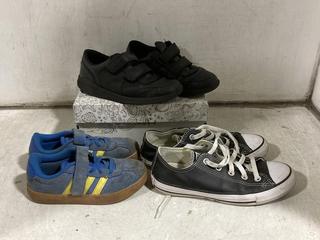 Lot 1061  
            Chesterfield SR44 - Parcel Delivery Only 

                
3 X ASSORTED KIDS SHOES TO INCLUDE CLARKS LEATHER DAZE STEP SHOES IN BLACK UK SIZ...