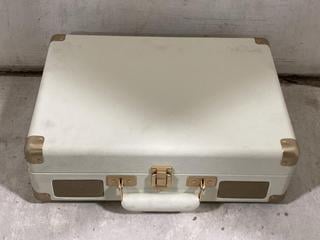 Lot 1071  
            Chesterfield SR44 - Parcel Delivery Only 

                
CROSLEY SCOUT 3-SPEED RECORD PLAYER IN BEIGE ORIGINAL RRP Â£109 (LOCATION: I2)