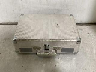 Lot 1073  
            Chesterfield SR44 - Parcel Delivery Only 

                
CROSLEY CRUISER DELUXE PORTABLE TURNTABLE IN BEIGE ORIGINAL RRP Â£109 (LOCATION: I2)