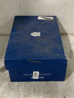 Lot 1079  
            Chesterfield SR44 - Parcel Delivery Only 

                
K.SWISS MENS LOW WHITE/GREY TRAINERS UK SIZE 8 (LOCATION: J4)
