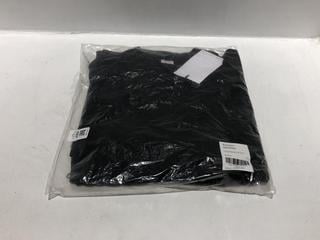 Lot 107  
            Chesterfield SR44 - Parcel Delivery Only 

                
RANDOM IDENTITIES OVERSIZED POLO IN BLACK SIZE M - ORIGINAL RRP £205 (LOCATION: L6)