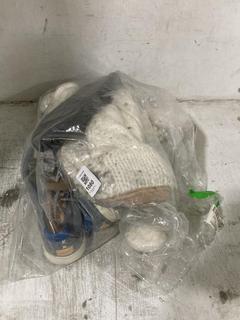 Lot 1080  
            Chesterfield SR44 - Parcel Delivery Only 

                
3 X ASSORTED ADULTS SHOES TO INCLUDE REEF BLACK FLIP FLOPS SIZE 8 (LOCATION: J4)