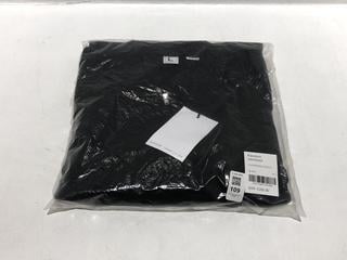 Lot 109  
            Chesterfield SR44 - Parcel Delivery Only 

                
RANDOM IDENTITIES OVERSIZED POLO IN BLACK SIZE L - ORIGINAL RRP £205 (LOCATION: L6)