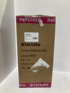 Lot 1122  
            Chesterfield SR44 - Parcel Delivery Only 

                
TECTAKE 6 LITER JUICER (LOCATION: I4)