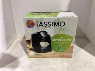 Lot 1150  
            Chesterfield SR44 - Parcel Delivery Only 

                
TASSIMO JOY COFFEE MACHINE- MODEL NO- TAS4502NGB- IN BLACK (LOCATION: I5)