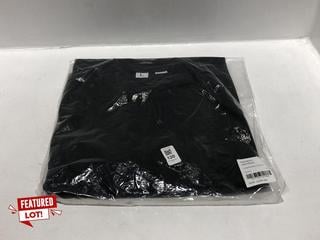 Lot 120  
            Chesterfield SR44 - Parcel Delivery Only 

                
RANDOM IDENTITIES OVERSIZED POLO IN BLACK SIZE L - ORIGINAL RRP £205 (LOCATION: L6)