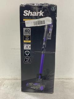 Lot 1235  
            Chesterfield SR44 - Parcel Delivery Only 

                
SHARK ANTI-HAIR WRAP CORDLESS STICK VACUUM - ORIGINAL RRP £189 (LOCATION: I8)