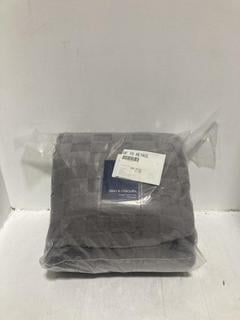 Lot 1274  
            Chesterfield SR44 - Parcel Delivery Only 

                
GRAY & OSBOURN SINGLE DUVET COVER + 1 PILLOWCASE IN GREY (LOCATION: H1)