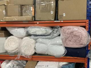 Lot 1276  
            Chesterfield SR44 - Parcel Delivery Only 

                
8 X ASSORTED BEDDING TO INCLUDE SET OF 2 PILLOWS IN WHITE (LOCATION: H1)