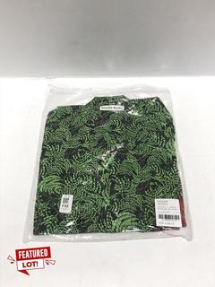 Lot 132  
            Chesterfield SR44 - Parcel Delivery Only 

                
SSENSE WORKS JEREMY O HARRIS S/S BOWLING SHIRT IN BLACK/GREEN SIZE S - ORIGINAL R...